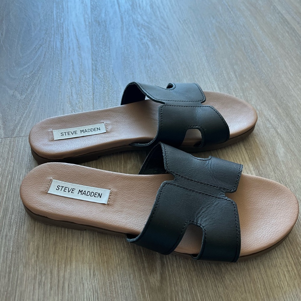 Steve Madden Black and Tan Slide Sandals